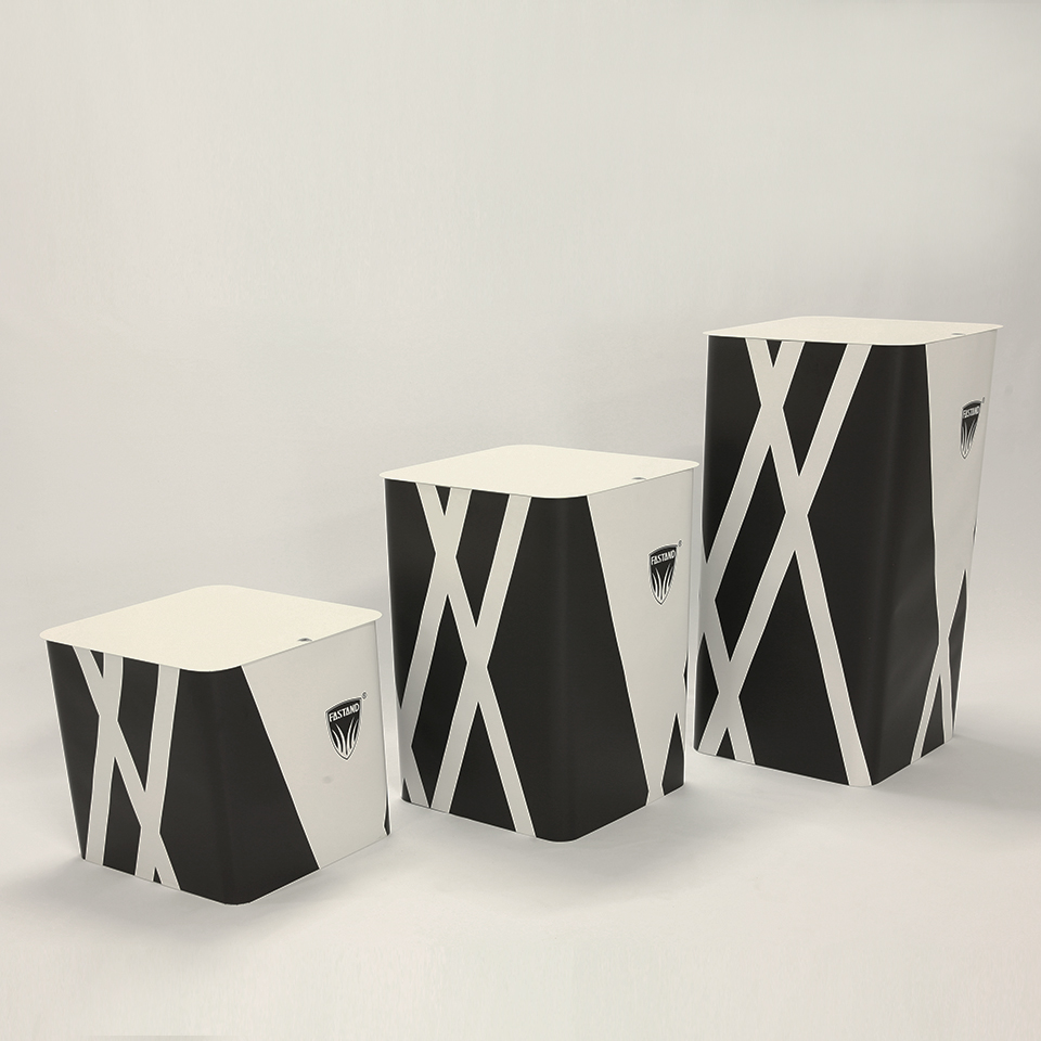  displays of different heights