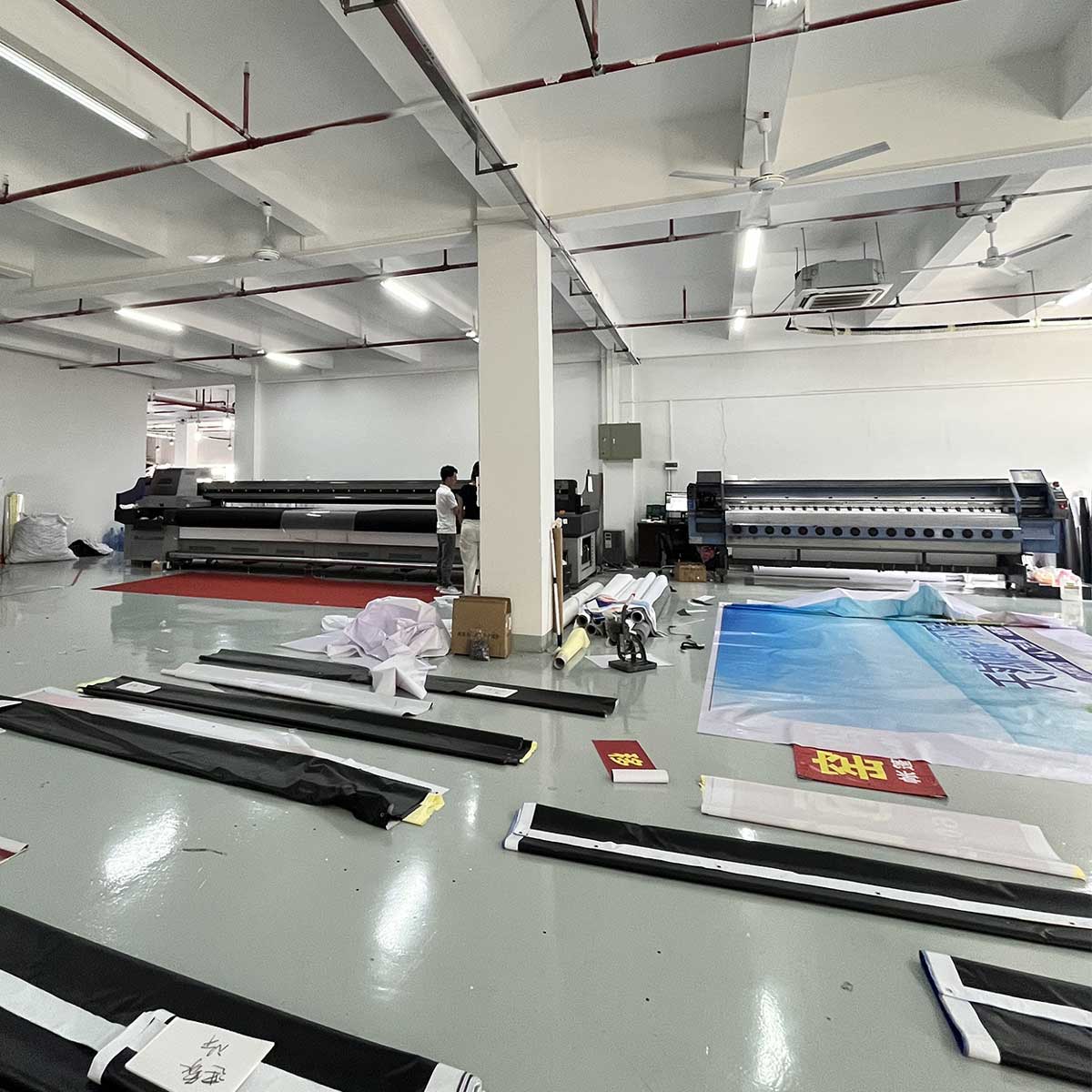 Exhibition stand with shelves and exhibition niches