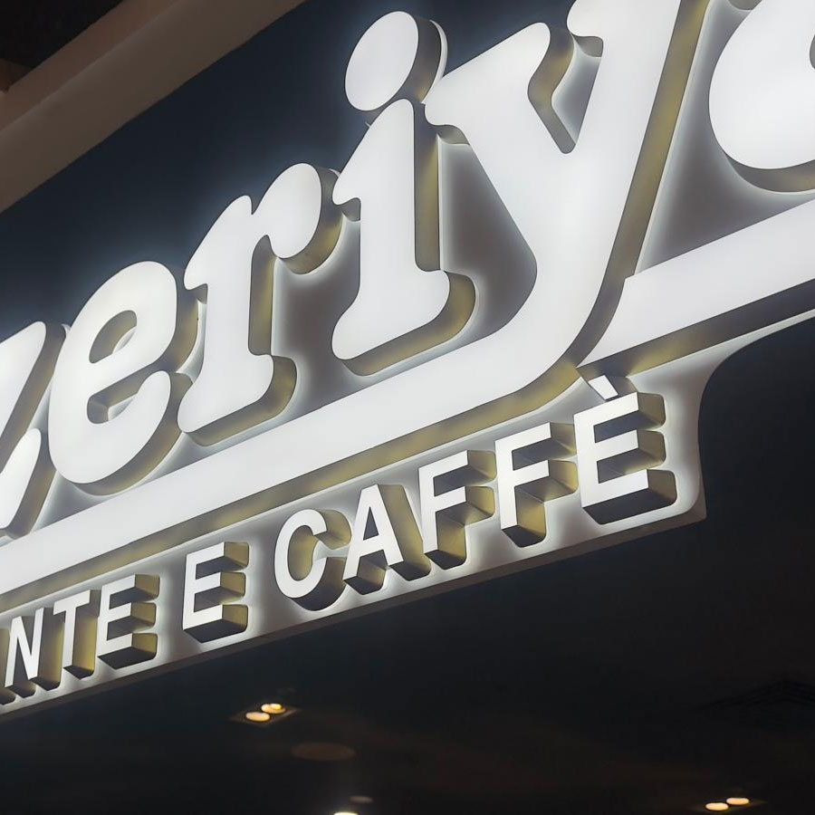 Exhibition stand with shelves and exhibition niches