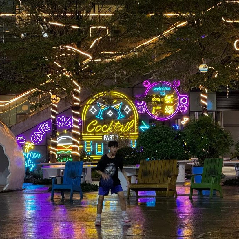 Exhibition stand with shelves and exhibition niches