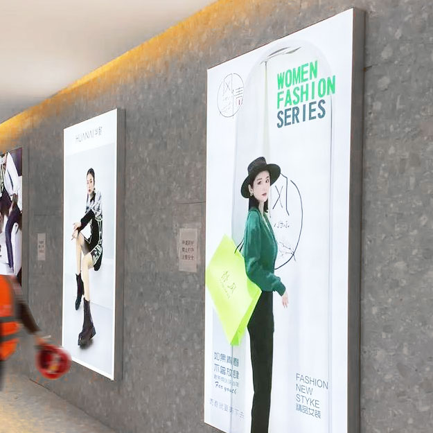 Exhibition stand with shelves and exhibition niches