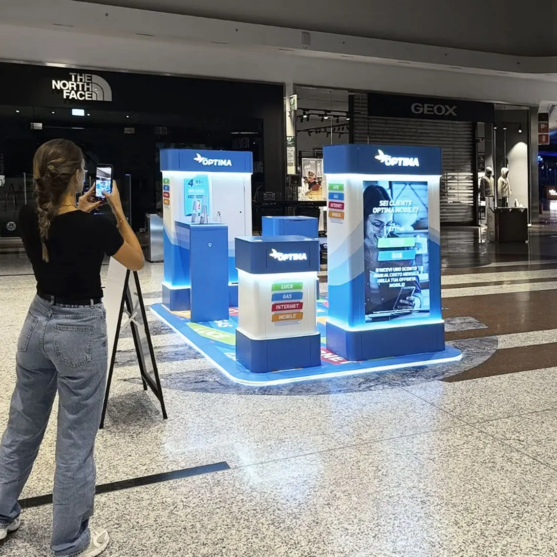 optima3 Mall kiosk in Milan